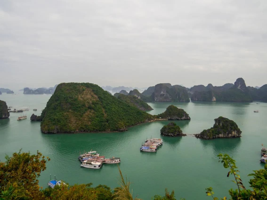 Día 6 (Vi.) Hanoi – Crucero en Halong 