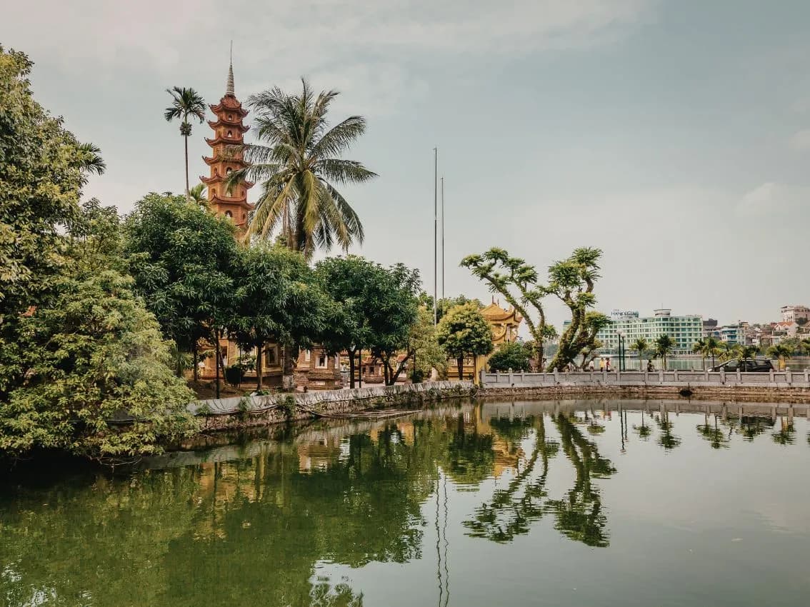 DIA 4: BAHIA DE HALONG/LAN HA – HANOI – VUELO A HUE 