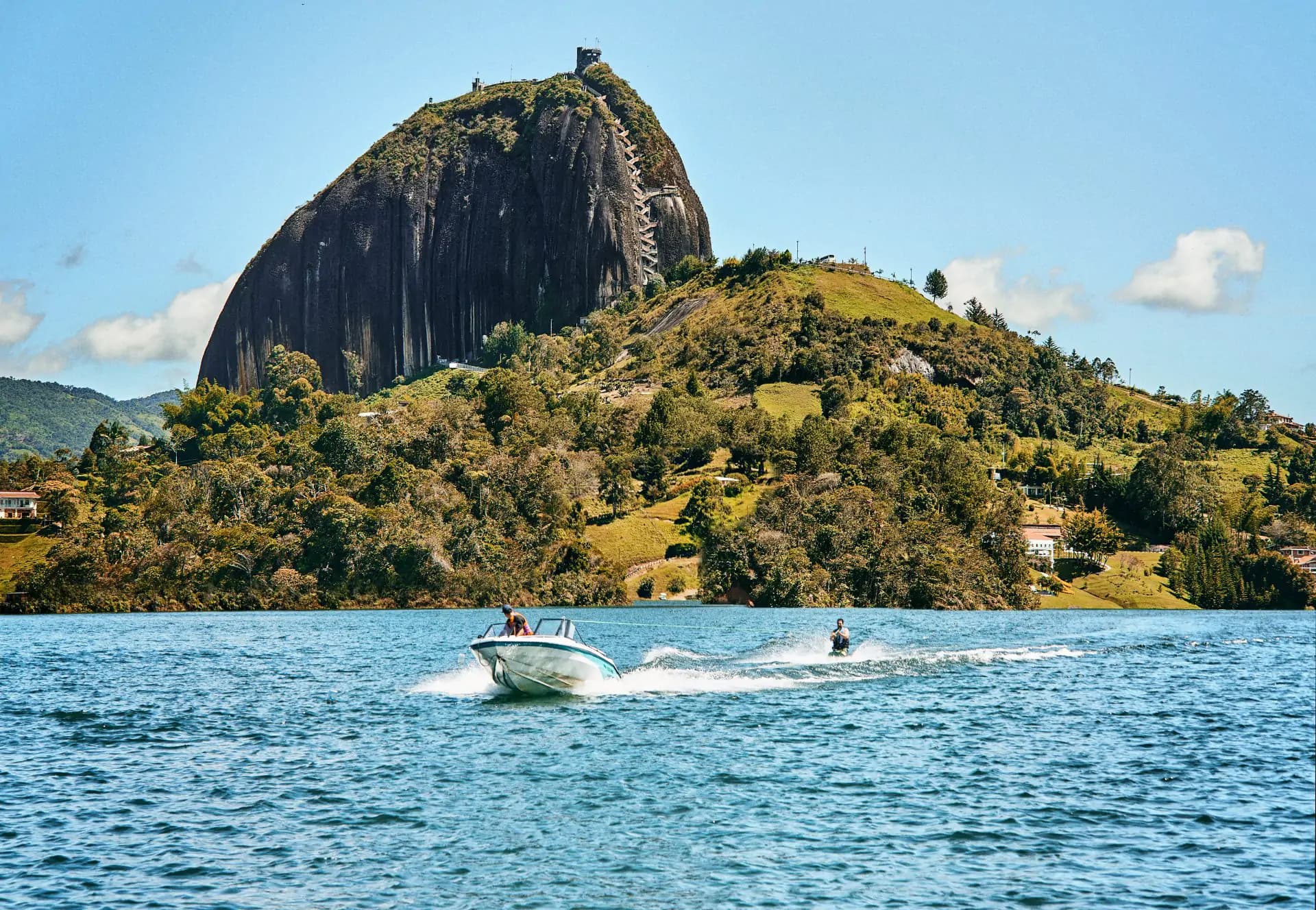 MEDELLÍN - TOUR POR GUATAPÉ - REPRESA Y PIEDRA EL PEÑOL - PROVINCIA DE ORIENTE